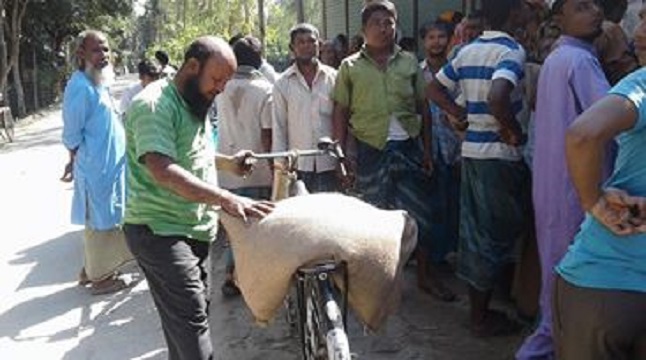 ১০ টাকা চাল হতদরিদ্রদের নাম বাদ দিয়ে নিচ্ছেন বিত্তবানরা