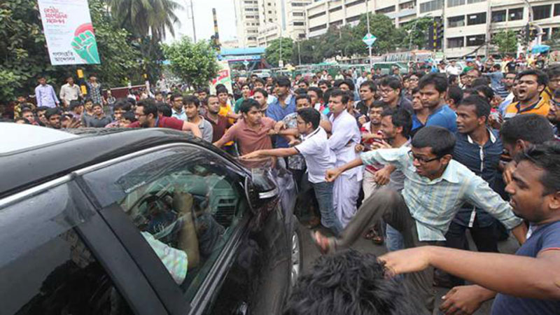 আন্দোলনকারীদের তোপের মুখে হানিফ