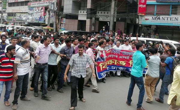 গ্রেপ্তারি পরোয়ানার প্রতিবাদে : যুবদলের বিক্ষোভে