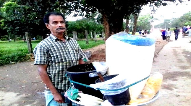 ঝালমুড়ি বিক্রি করে ইঞ্জিনিয়ার বানাচ্ছেন ছেলেদের