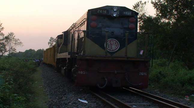 লাইনচ্যুত হওয়ার ১৪ ঘন্টা পর উত্তরাঞ্চলের ট্রেন চলাচল স্বাভাবিক