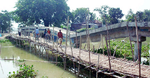 নওগাঁয় কাজ শেষের আগেই ব্রিজ ভেঙে খালে