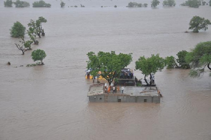 ভারতের গুজরাটে বন্যায় ১১১ জনের মৃত্যু