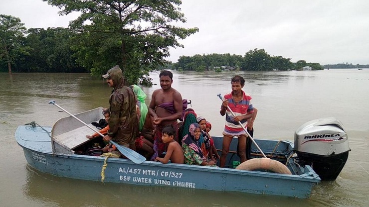 পশ্চিমবঙ্গের বন্যার্তরা আশ্রয় নিতে বাংলাদেশে