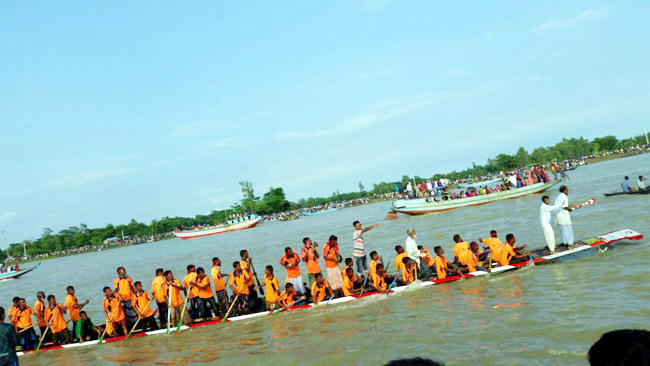 শেরপুরে কুশিয়ারা নদীতে নৌকা বাইচ অনুষ্ঠিত