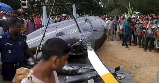 জরুরি অবতরণ করতে গিয়ে হেলিকপ্টার বিধ্বস্ত