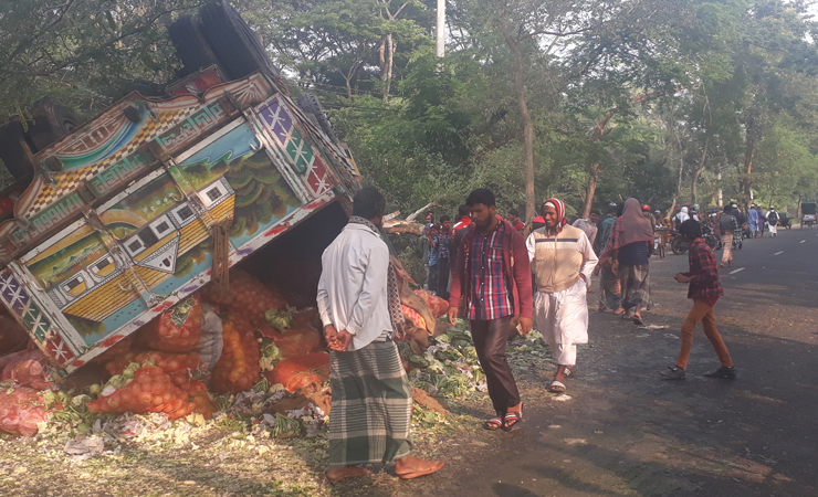 সড়ক দুর্ঘটনায় পটুখালিতে চালক-হেলপার নিহত