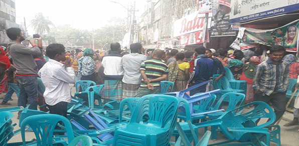 কম্বল দিতে এসে মারামারির মধ্যে পড়লেন কাদের