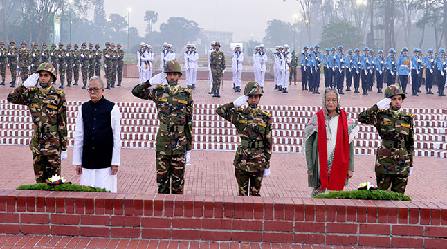 বিজয় দিবসে রাষ্ট্রপতি ও প্রধানমন্ত্রী শেখ হাসিনার শ্রদ্ধা