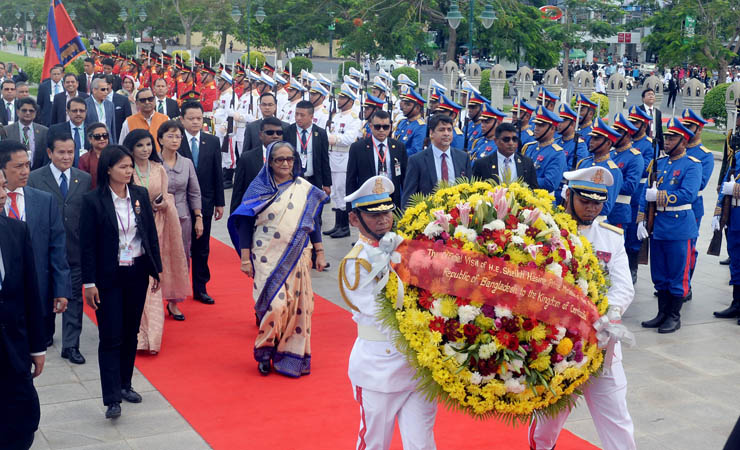 কম্বোডিয়া পৌঁছেছেন প্রধানমন্ত্রী, শহীদদের প্রতি প্রধানমন্ত্রীর শ্রদ্ধা