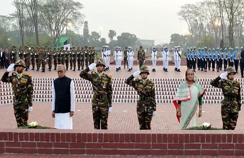 স্মৃতিসৌধে রাষ্ট্রপতি ও প্রধানমন্ত্রীর শ্রদ্ধা