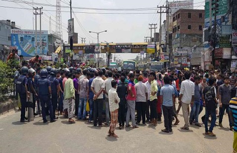 বকেয়ার দাবিতে সাভারে শ্রমিকদের বিক্ষোভ