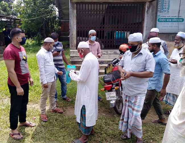 সিলেটে খন্দকার আব্দুল মুক্তাদিরের পক্ষ থেকে মাস্ক বিতরণ