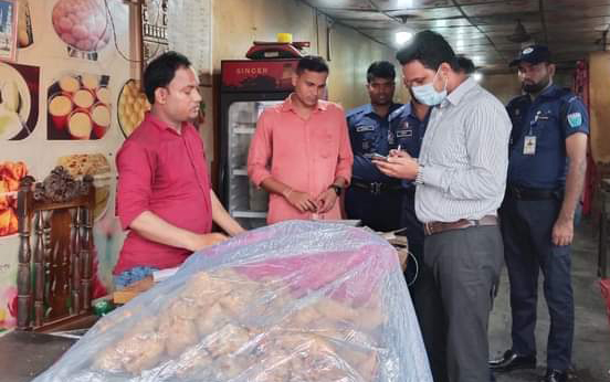 অস্বাস্থ্যকর পরিবেশে খাবার বিক্রির দায়ে ৩ রেস্টুরেন্টকে জরিমানা