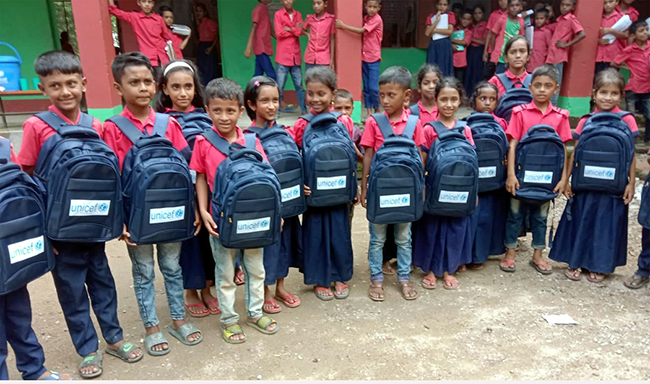 শান্তিগঞ্জে শিক্ষার্থীদের ইউনিসেফের ব্যাগ বিতরণ